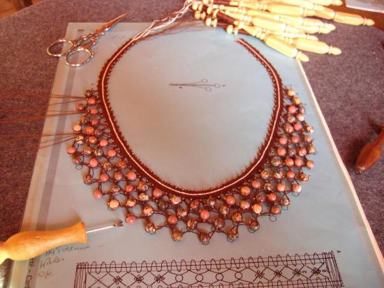 Collier en dentelle aux fuseaux 